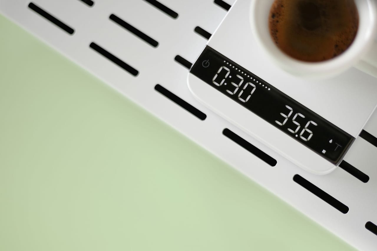 Top-down close-up of the Lunar’s display and flow-rate indicator