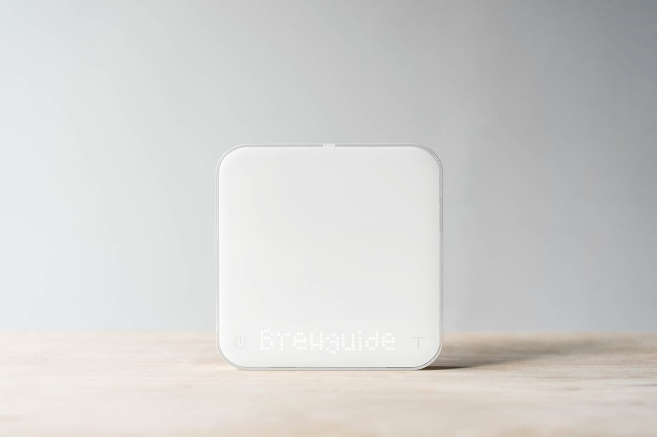 Acaia Pearl S in white on a wooden counter
