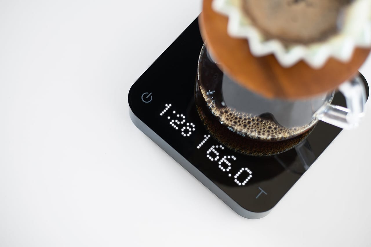 Close-up of the Pearl S display mid-brew, showing timer and grams