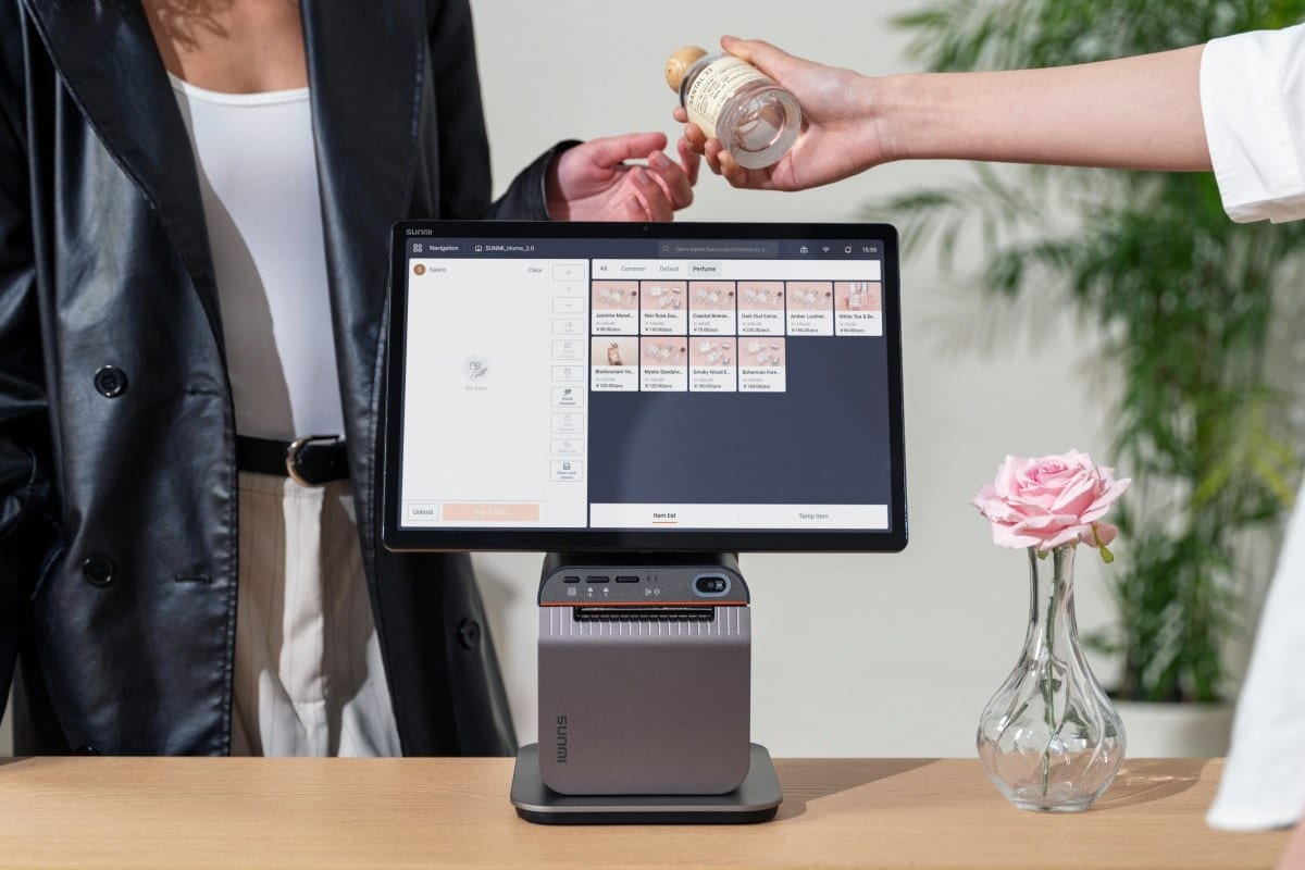 CPad docked on the printing base at a retail counter